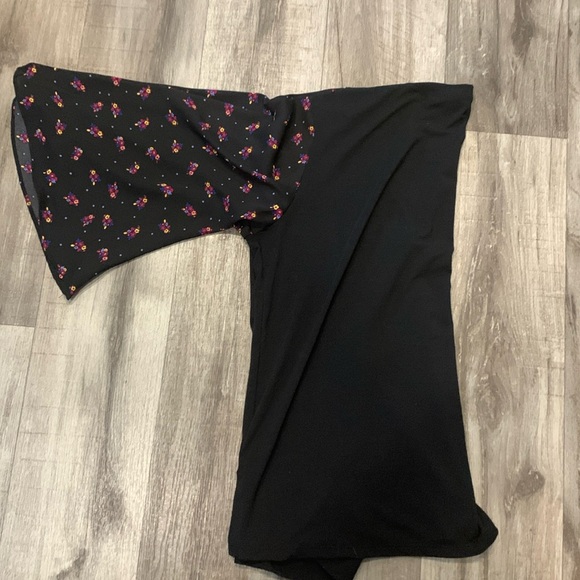 The Pioneer woman beautiful blouse. Black with Floral Sheer Sleeves Size Large - Picture 8 of 8